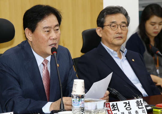 최경환 경제부총리 겸 기획재정부 장관이 16일 오전 국회 의원회관에서 열린 새누리당 '경제혁신 규제개혁위원회 제5차 전체회의'에서 모두발언을 하고 있다.  사진=연합뉴스
